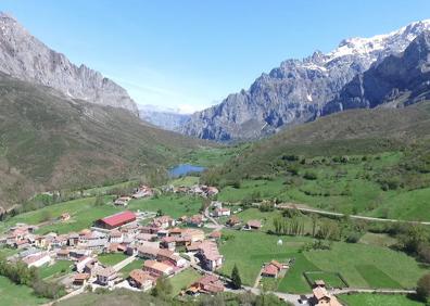 Imagen secundaria 1 - La Vía Ferrata de Cordiñanes, arriba; el valle de Valdeón, abajo a la izquierda; y la fábrica del queso de Valdeón, a la derecha.