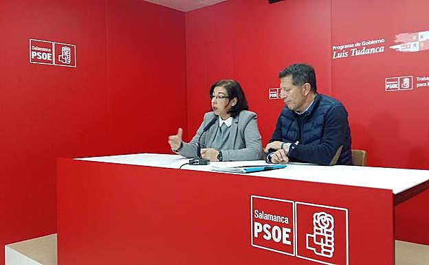 Carmen García y Pablo Hernández, alcalde de Candelario. 