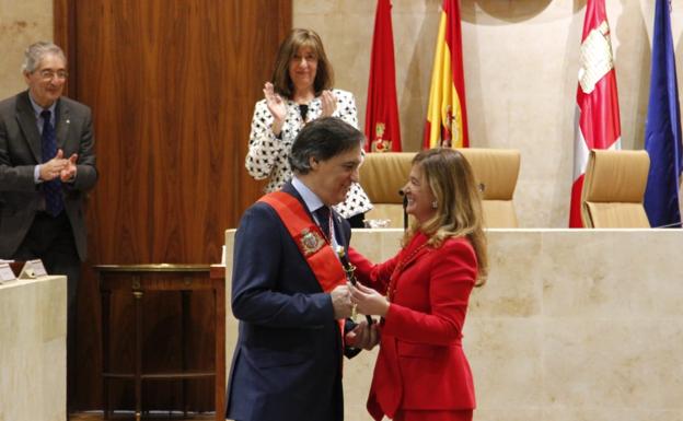 Carlos García Carbayo recibe el bastón de mando de manos de Carmen Sánchez Bellota.