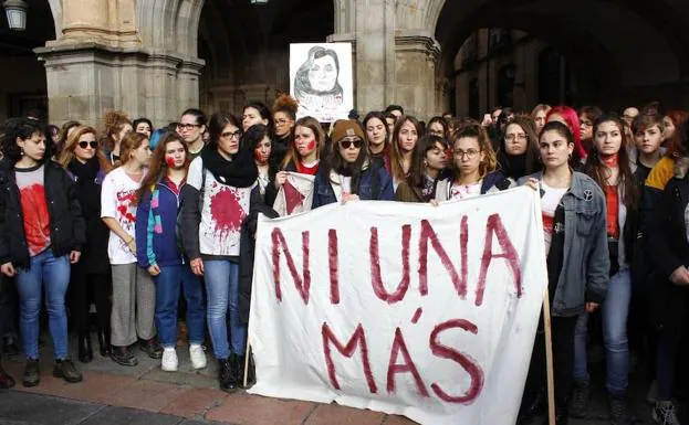 Estudiantes de Bellas Artes, junto una pancarta donde se podía leer 'Ni una más'. 