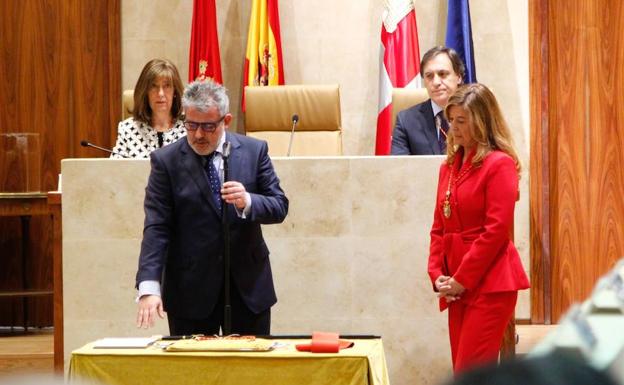 Amilio Arroita, durante su juramento como nuevo concejal.