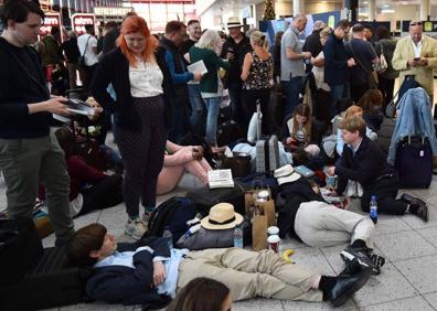 Imagen secundaria 1 - El aeropuerto de Gatwick, el octavo más grande de Europa, está viviendo escenas de caos después de que se hayan cancelado más de 240 vuelos este jueves.