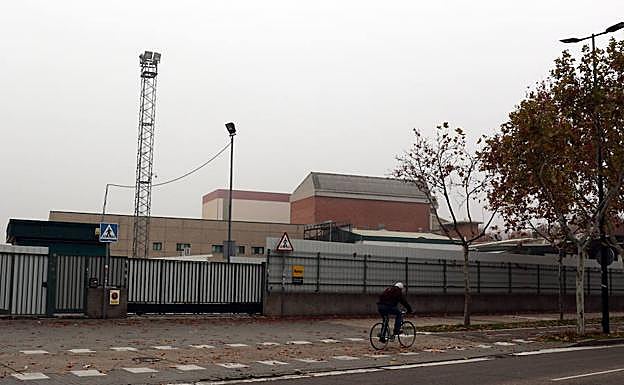 Estado actual del solar de Lactalis en la avenida de Santander, objeto del conflicto urbanístico.
