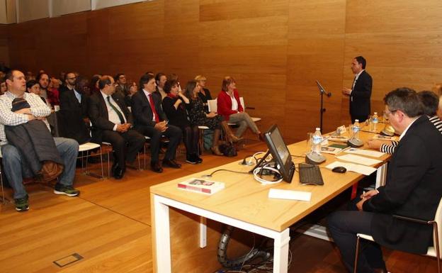 Asistentes al acto, con el alcalde y la subdelegada del Gobierno al frente.