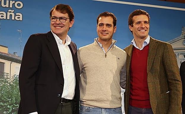 Pablo Pérez Coronado, entre Fernández Mañueco y Pablo Casado, este sábado en Palencia.