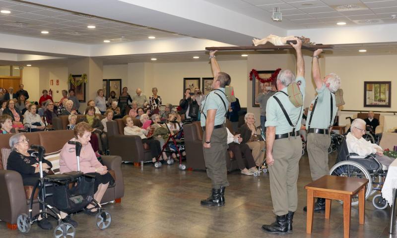 Un grupo de exlegionarios han visitado este domingo a los ancianos de la residencia Orpea de la capital vallisoletana para felicitarles la navidad. 