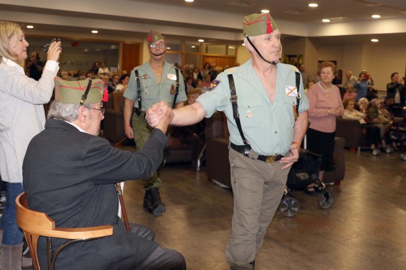 Un grupo de exlegionarios han visitado este domingo a los ancianos de la residencia Orpea de la capital vallisoletana para felicitarles la navidad. 