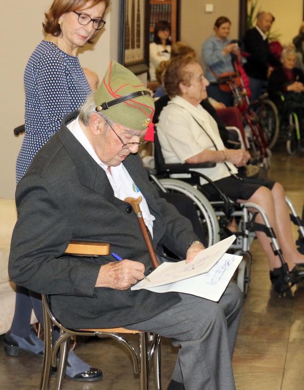 Un grupo de exlegionarios han visitado este domingo a los ancianos de la residencia Orpea de la capital vallisoletana para felicitarles la navidad. 