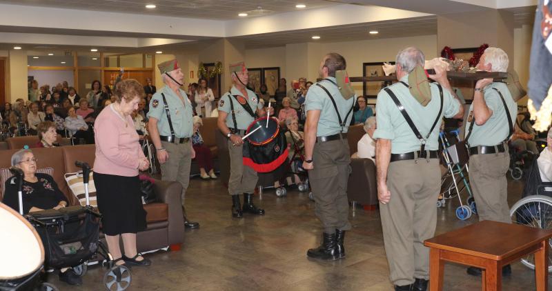 Un grupo de exlegionarios han visitado este domingo a los ancianos de la residencia Orpea de la capital vallisoletana para felicitarles la navidad. 