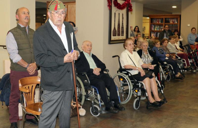 Un grupo de exlegionarios han visitado este domingo a los ancianos de la residencia Orpea de la capital vallisoletana para felicitarles la navidad. 