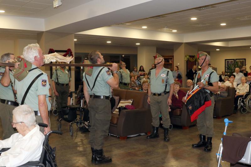 Un grupo de exlegionarios han visitado este domingo a los ancianos de la residencia Orpea de la capital vallisoletana para felicitarles la navidad. 