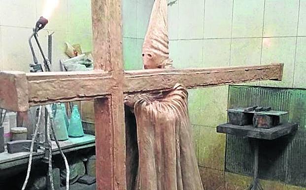 Imagen principal - Arriba, la escultura recién salida de la forja. Abajo, a la izquierda, maqueta y trabajo en arcilla del que salió la escultura final, que se puede ver, ya acabada, abajo a la derecha. 