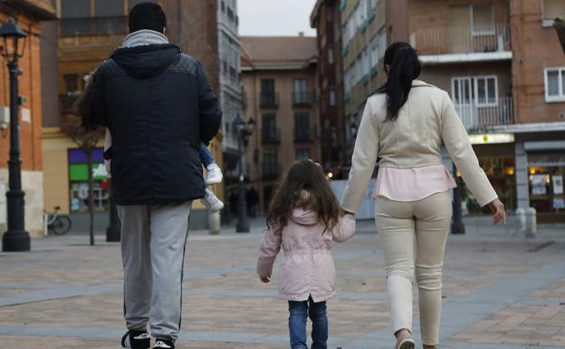 David, su mujer y sus dos hijas, en la Plaza San Migue de Palencial. 