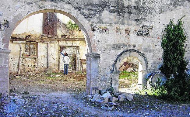 Imagen principal - Arriba, la Iglesia de San Millán, en Sepúlveda. Abajo, el Hospital de la Magdalena, en Fuentidueña, y el Palacio de los Marqueses de Aguilafuente.