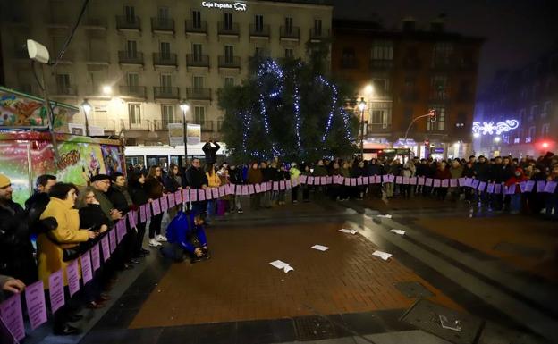 Imagen principal - Centenares de personas rechazan en Valladolid la violencia machista