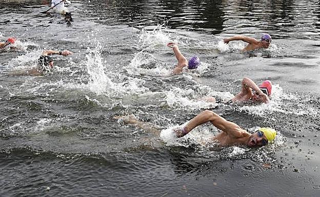 Varios participantes encaran los últimos metros de la prueba. 