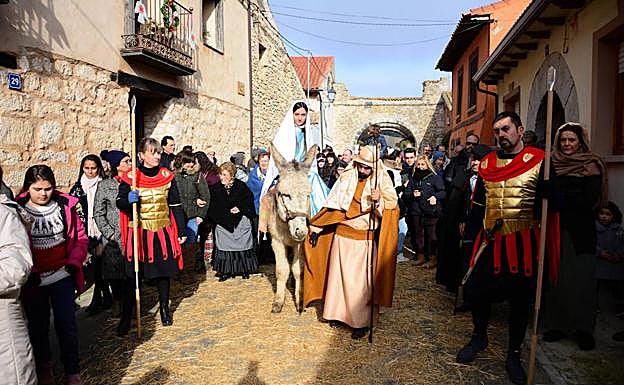 Representación de la llegada a Belén de María y José, este martes en Robladillo. 