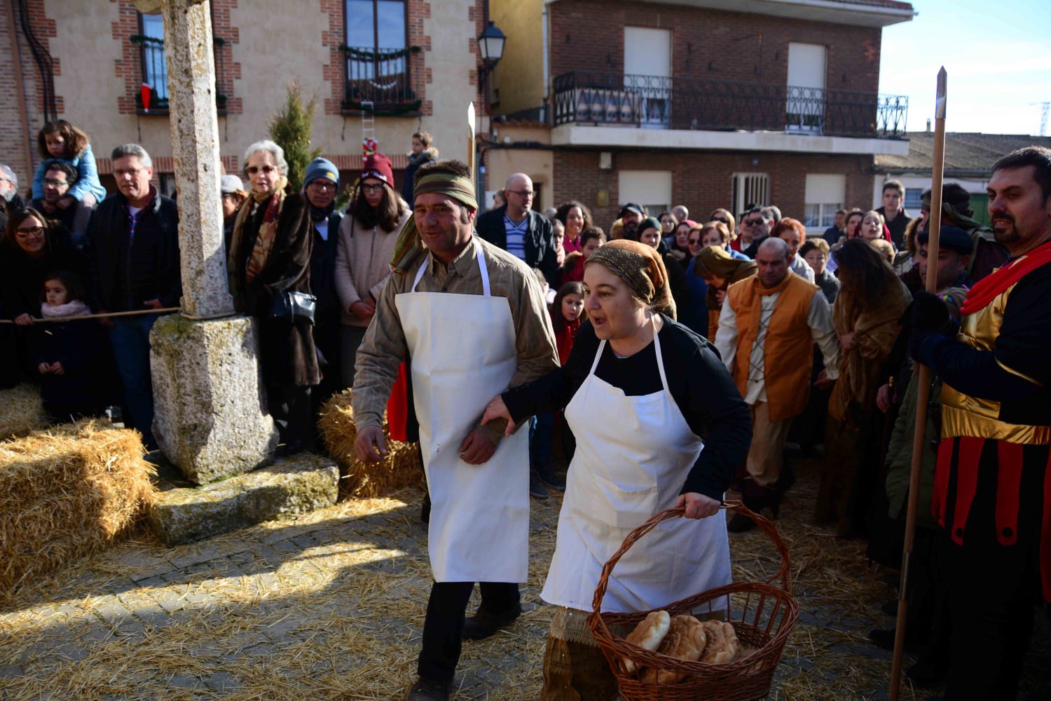Sesenta actores y la representación de hasta 13 oficios castellanos se han dado cita en esta localidad de Torozos con motivo de la Navidad