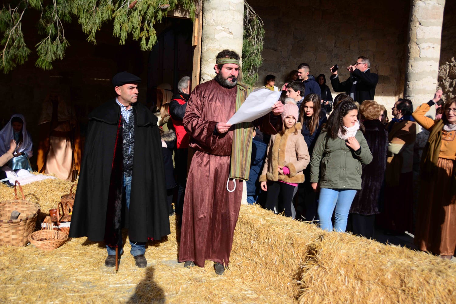 Sesenta actores y la representación de hasta 13 oficios castellanos se han dado cita en esta localidad de Torozos con motivo de la Navidad