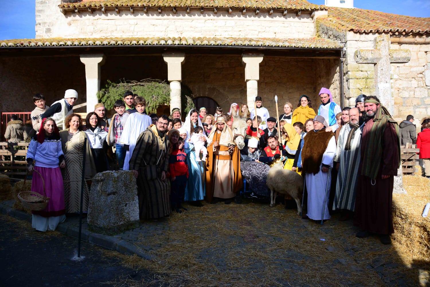 Sesenta actores y la representación de hasta 13 oficios castellanos se han dado cita en esta localidad de Torozos con motivo de la Navidad