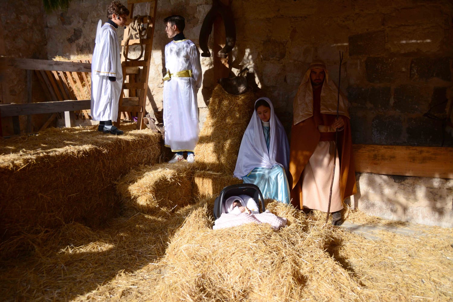 Sesenta actores y la representación de hasta 13 oficios castellanos se han dado cita en esta localidad de Torozos con motivo de la Navidad