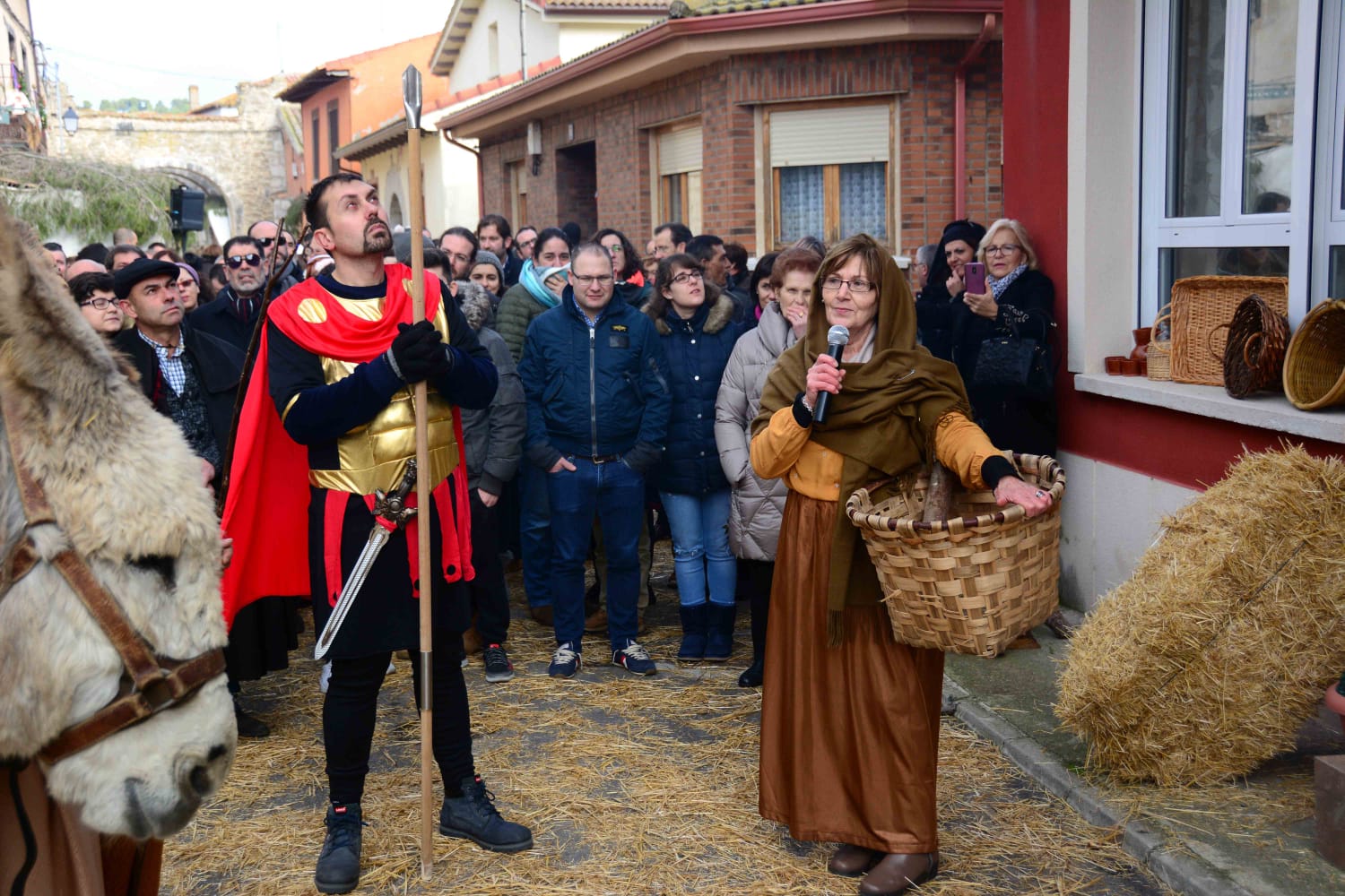 Sesenta actores y la representación de hasta 13 oficios castellanos se han dado cita en esta localidad de Torozos con motivo de la Navidad