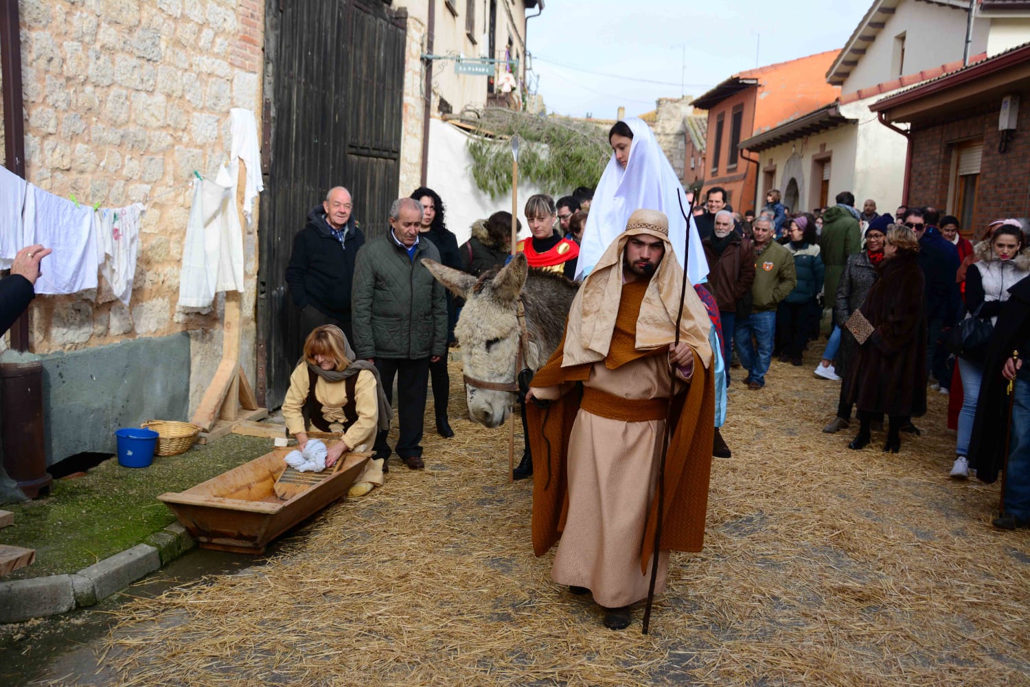 Sesenta actores y la representación de hasta 13 oficios castellanos se han dado cita en esta localidad de Torozos con motivo de la Navidad