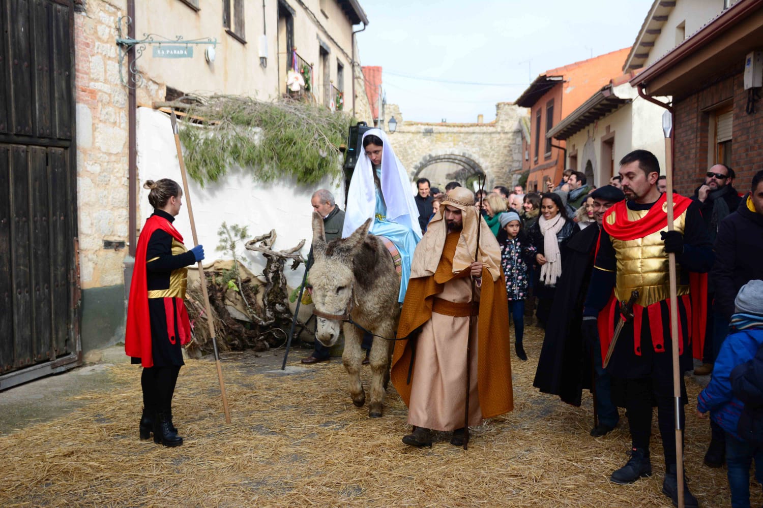 Sesenta actores y la representación de hasta 13 oficios castellanos se han dado cita en esta localidad de Torozos con motivo de la Navidad