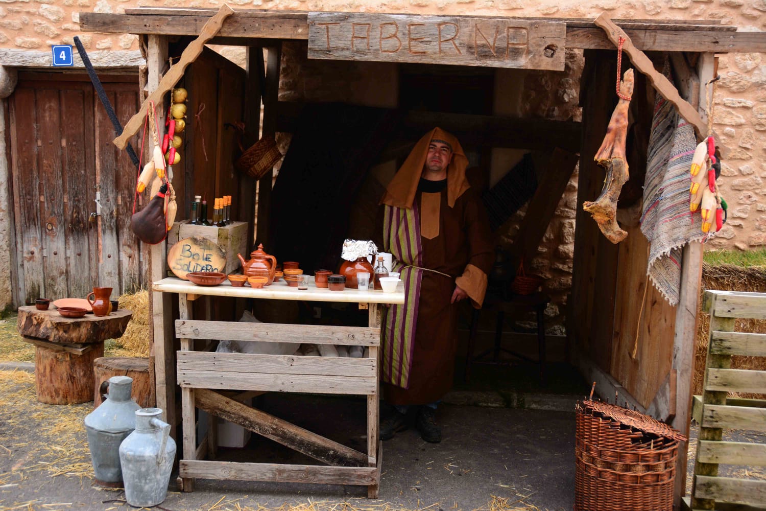 Sesenta actores y la representación de hasta 13 oficios castellanos se han dado cita en esta localidad de Torozos con motivo de la Navidad