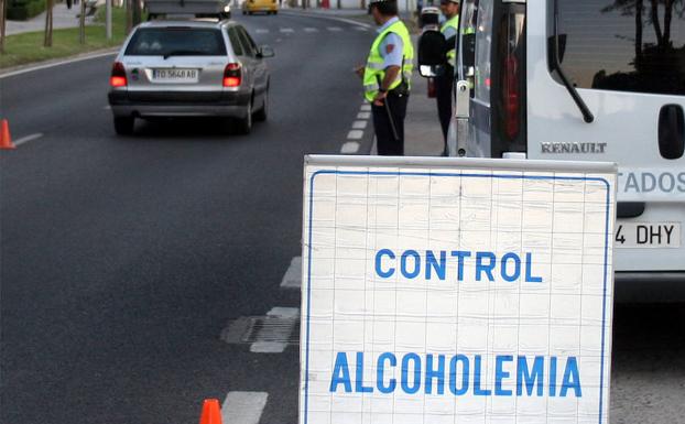 Agentes de la Policía Local instalan un control de alcoholemia en la capital segoviana. 