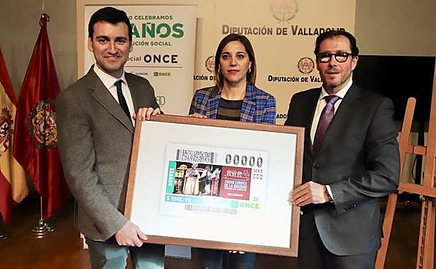 El alcalde de Medina de Rioseco, David Esteban (izquierda), junto a la diputada de Cultura, Inmaculada Toledano y el delegado territorial de la Once en Castilla y León, Ismael Pérez. 