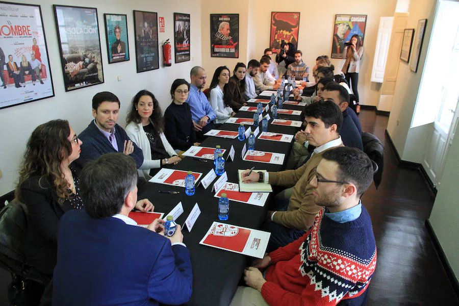 Los participantes en la sexta edición de 'Segovianos en el mundo' se reunieron en el Teatro Juan Bravo.