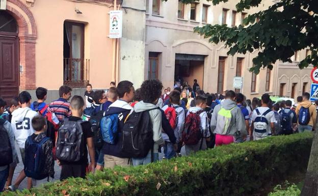 Estudiantes de la ESO se encaminan hacia su centro educativo para asistir a sus clases diarias. 