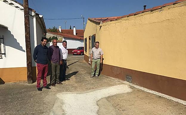 Las autoridades observan las obras llevadas a cabo en Bocacara. 
