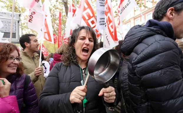 Protesta por la suspensión de unas oposiciones de Enfermería.