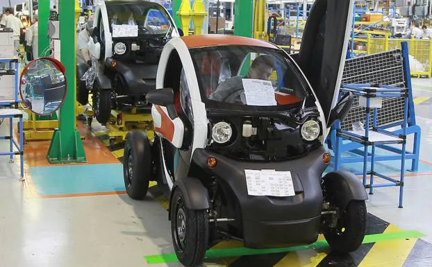 Un modelo de Twizy sale de la cadena camino de las pruebas de control en la fabrica Renault de Valladolid. 