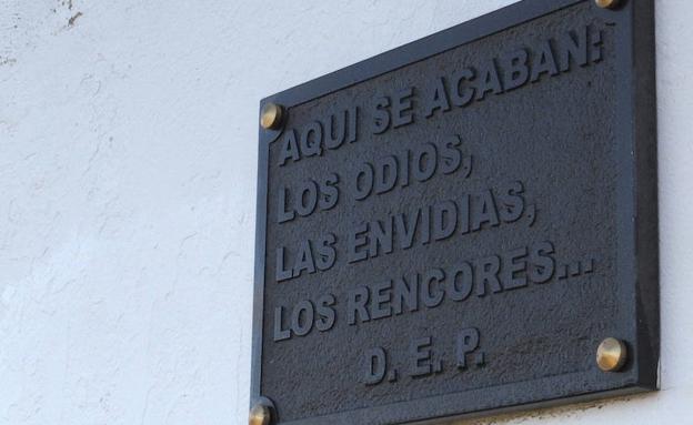 Placa visible a la entrada del cementerio municipal de la localidad.