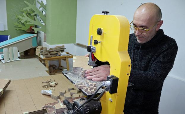 Manuel Revilla trabaja en su taller