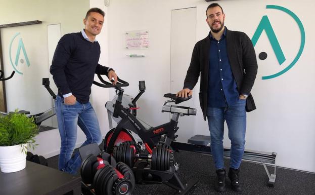 Roberto Ramiro y Mario Rico, en las instalaciones de su empresa en la calle Moraña. 