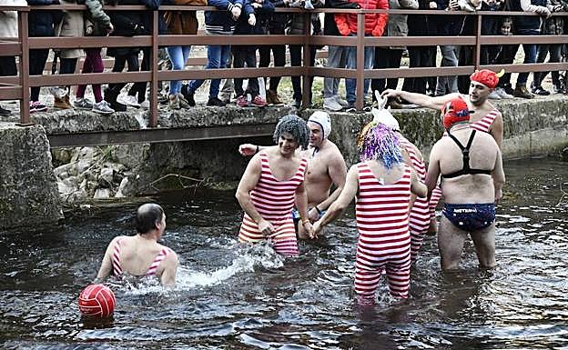 Los siete bañistas juegan con el agua en el río Gudillos, en El Espinar, este lunes. 