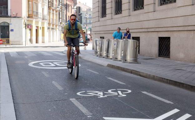 Un ciclista circula por uno de los ciclocarriles de la ciudad.