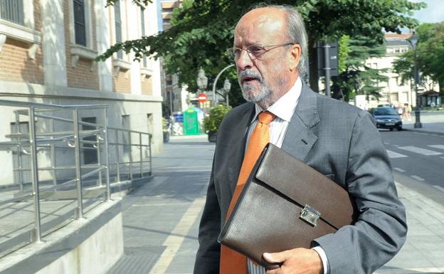 El exalcalde de Valladolid, Javier León de la Riva, a su llegada a la Audiencia provincial por el caso de las 'Comfort letter'.