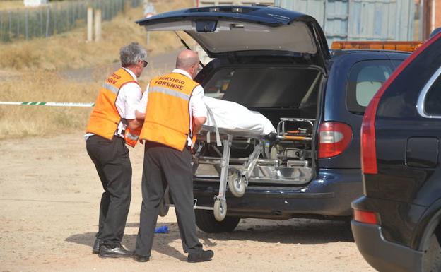 Un joven mata de una cuchillada en el cuello al novio de su madre en una pelea en Nava.