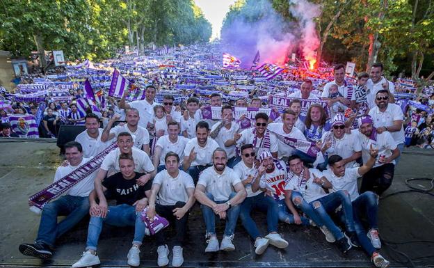 Los jugadores del Real Valladolid celebran en la Plaza Zorrilla, junto a la afición, el ascenso a Primera.