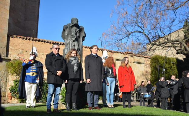 Familiares de Tina Martín y Pepita Mena, las dos concejalas del Ayuntamiento de Salamanca fallecidas durante este mandato, acompañaron hoy al alcalde de la ciudad, Carlos García Carbayo, en la ofrenda floral a Miguel de Unamuno. 