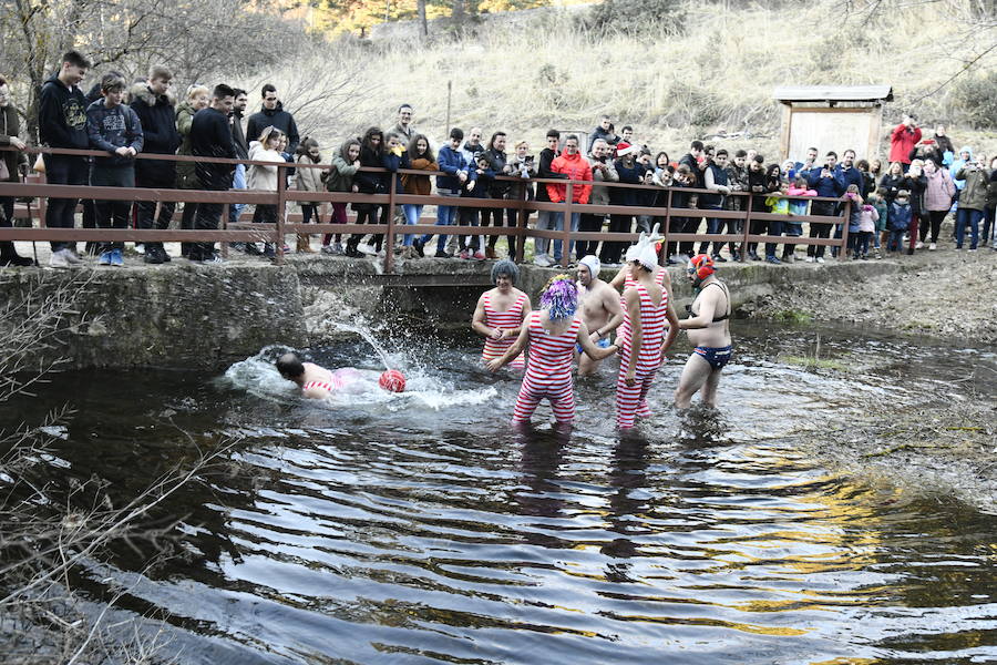 Fotos: Chapuzón en el río Gudillos para despedir 2018