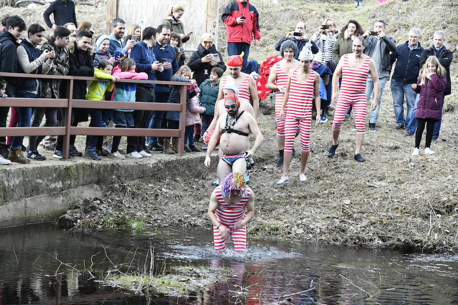 Fotos: Chapuzón en el río Gudillos para despedir 2018