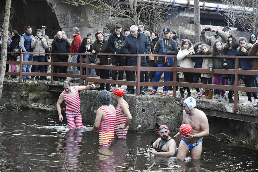 Fotos: Chapuzón en el río Gudillos para despedir 2018