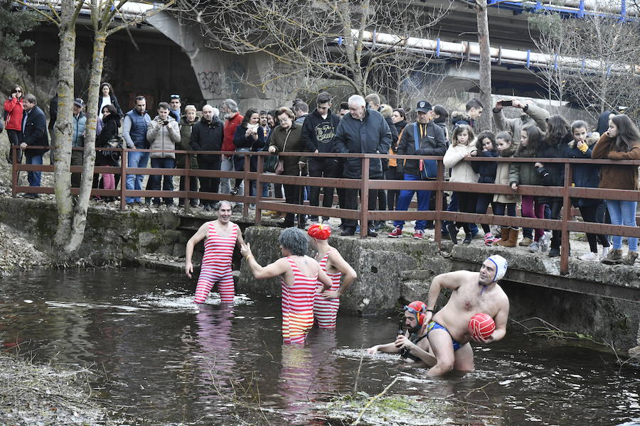 Fotos: Chapuzón en el río Gudillos para despedir 2018