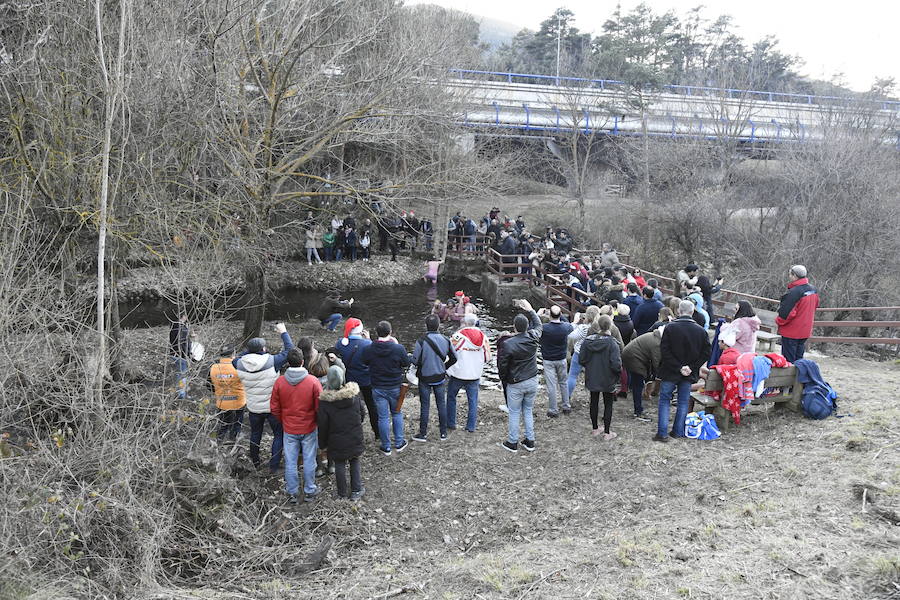 Fotos: Chapuzón en el río Gudillos para despedir 2018